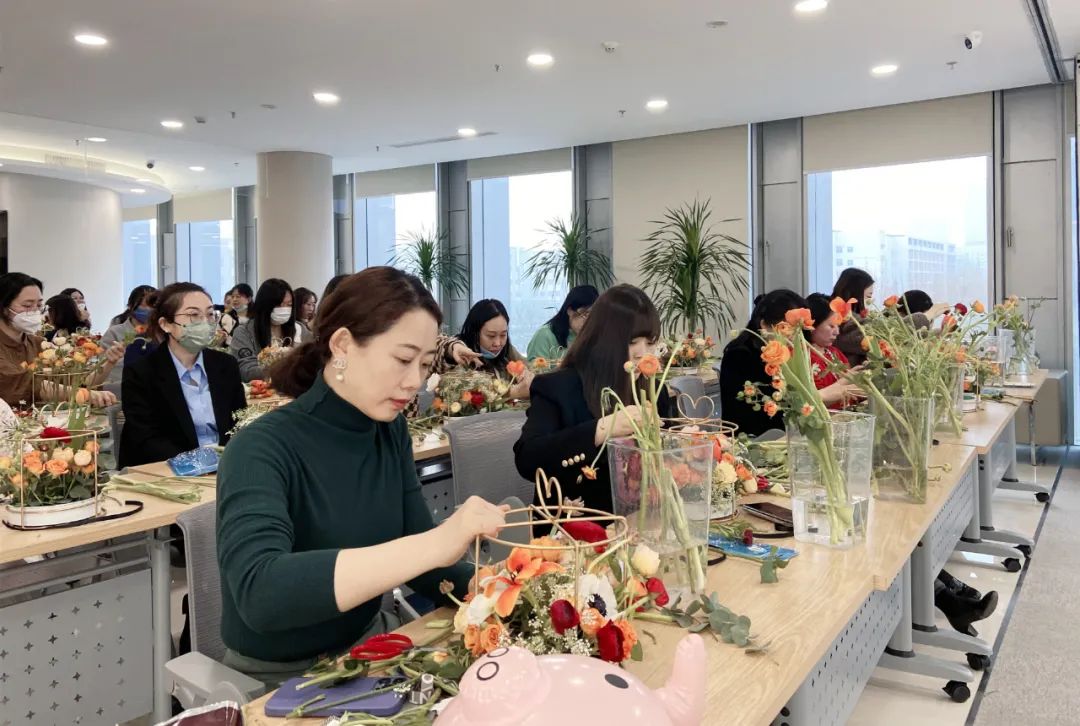 插花品香，诗情花意！亦庄88858cc永利官网集团开展女神节花艺沙龙运动