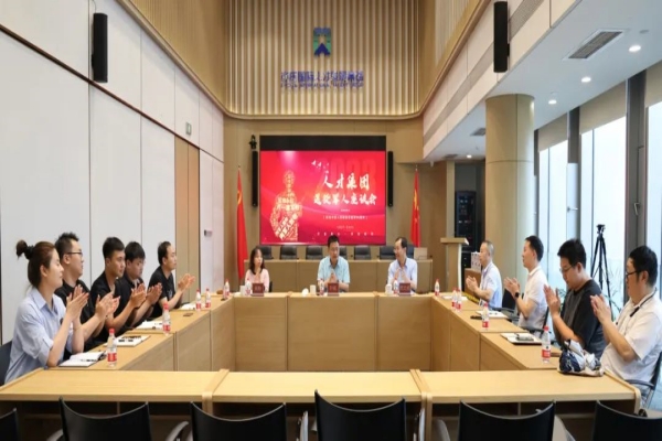 亦庄88858cc永利官网集团党委组织开展建军节座谈慰问运动